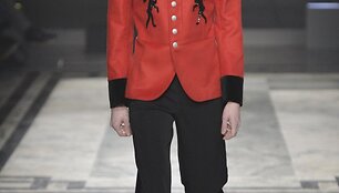 &bdquo;Alexander McQueen&ldquo; 2016 m. rudens-žiemos kolekcijos modelis