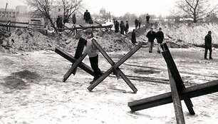 Prie&scaron;tankiniai grioviai prie Auk&scaron;čiausios Tarybos rūmų Vilniuje tragi&scaron;komis 1991 metų sausio mėnesio dienomis