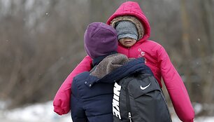 Migrantai keliauja per žiemos kaustomą Serbiją