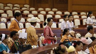 Mianmaro parlamente darbą pradeda Aung San Suu Kyi partija