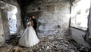 Jaunavedžių fotosesija bombardavimų sugriautame Homso mieste Sirijoje