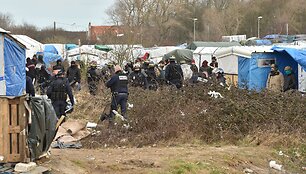 Prancūzijos pareigūnai pradėjo ardyti pabėgėlių stovyklą prie Kalė uostamiesčio