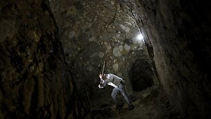 Vyras Kosta Rikoje namus i&scaron;skaptavo vulkaninės kilmės uoloje, esančioje jo sklype