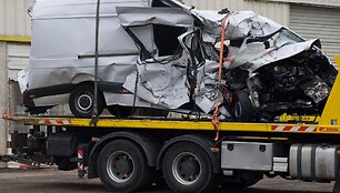 Prancūzijoje mikroautobusui susidūrus su sunkvežimiu žuvo 12 žmonių
