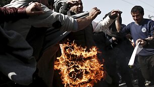 Migrantai Idomeni stovykloje i&scaron; nevilties bando pasidegti