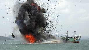 Indonezija sprogdina jos vandenyse žvejojančius nelegalius žvejybinius laivus