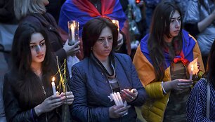 Armėnijoje į demonstraciją dėl neramumų Kalnų Karabache susirinko tūkstančiai
