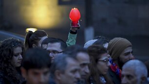 Armėnijoje į demonstraciją dėl neramumų Kalnų Karabache susirinko tūkstančiai