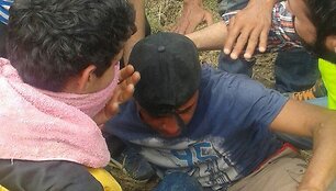 Makedonijos policija a&scaron;arinėmis dujomis vaikė migrantus prie sienos su Graikija
