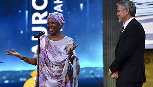 Clooney Jerevane įteikė Au&scaron;ros apdovanojimą burundietei, per karą priglaudusiai tūkstančius na&scaron;laičių