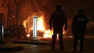 Paryžiuje tęsiasi demonstrantų ir policijos susirėmimai