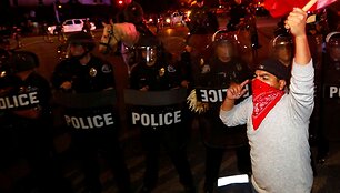 Protestai per Trumpo mitingą Kalifornijoje virto smurtiniais