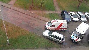 Prie mamos namų A.Kulviečio gatvėje sukniubusi moteris