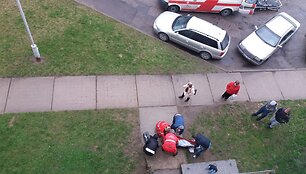 Prie mamos namų A.Kulviečio gatvėje sukniubusi moteris