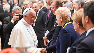 Prezidentė dalyvavo Tarptautinio Karolio Didžiojo apdovanojimo įteikimo Popiežiui Pranci&scaron;kui ceremonijoje