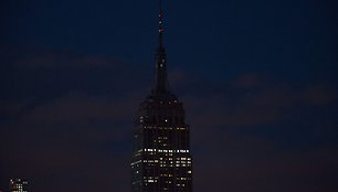 Dangoraižis „Empire State Building“ Niujorke sekmadienį vakare aukų atminimui užtemo