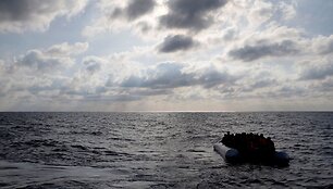 Laivas Viduržemio jūroje gelbsti i&scaron;sekusius &Scaron;iaurės Afrikos migrantus