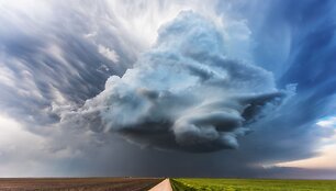 Drąsi fotosesija greta besiartinančio tornado Kanzase