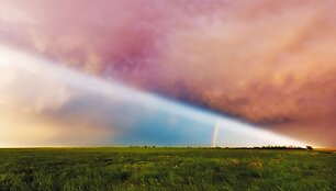 Drąsi fotosesija greta besiartinančio tornado Kanzase