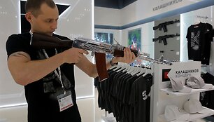 Maskvos oro uoste atidaryta Kala&scaron;nikovo ginklų ir suvenyrų parduotuvė