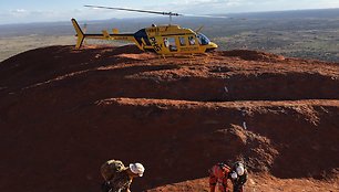 Australijoje išgelbėti Uluru uolos plyšyje įstrigę trys vyrai