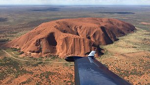 Australijoje išgelbėti Uluru uolos plyšyje įstrigę trys vyrai