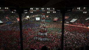 Ispanijoje komandos varžėsi aikščiausios ir sudėtingiausios žmonių piramidės konkurse