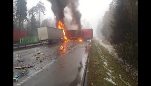 pirmadienio-popiete-kelyje-vilniuskaunas-po-susidurimo-uzsidege-du-vilkikai