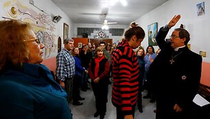 Argentiniečiai &bdquo;egzorcizmo mokykloje&ldquo; grumiasi su demonais
