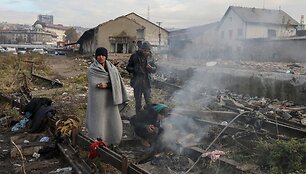 Serbijoje įstrigę migrantai glaudžiasi apleistame sandėlyje 