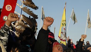 Indėnų gentis Stovinti uola Šiaurės Dakotoje triumfuoja dėl atšauktos naftotekio statybos