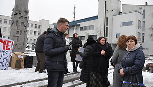Prie Tel&scaron;ių Savivaldybės pastato surengtas mitingas 