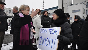 Prie Tel&scaron;ių Savivaldybės pastato surengtas mitingas 