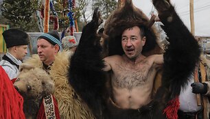 Naujų metų pradžios me&scaron;kų &scaron;okis Rumunijoje
