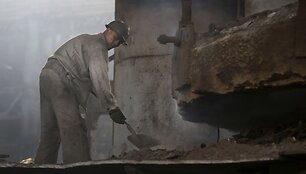 &Scaron;iaurės Korėjos gamyklų darbuotojai gavo užduotį &ndash; pakelti &scaron;alies ekonomiką per 2017 metus