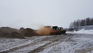 Muitininkų konfiskuotos cigaretės virsta trą&scaron;omis ūkininkų laukuose