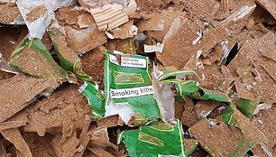 Muitininkų konfiskuotos cigaretės virsta trą&scaron;omis ūkininkų laukuose
