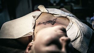 Tatuiruočių meistrė Rusijoje buitinio smurto aukų randus paslepia po tatuiruotėmis