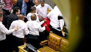 PAR parlamente kilo mu&scaron;tynės, i&scaron; salės i&scaron;varyti opozicijos atstovai