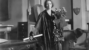 Irene Joliot-Curie &ndash; kartu su vyru tapo chemijos Nobelio premijos laureate 1935 m. už radiacijos tyrimus