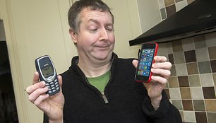 Britas tebesinaudoja 2000 metais įsigytu Nokia 3310 telefonu