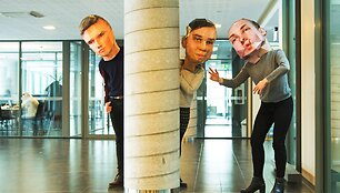 Studentai su savo sukurtomis kaukėmis-galvomis