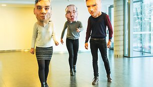 Studentai su savo sukurtomis kaukėmis-galvomis