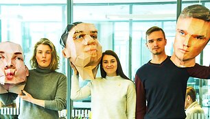 Studentai su savo sukurtomis kaukėmis-galvomis