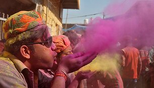 Tradici&scaron;kai ry&scaron;ki hinduizmo Holi &scaron;ventė Indijoje