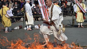 Japonijos budistai dalyvauja vaik&scaron;čiojimo ant ugnies festivalyje