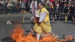 Japonijos budistai dalyvauja vaik&scaron;čiojimo ant ugnies festivalyje