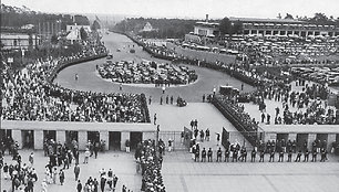 1936 rugpjūčio 1 d.  Hitleris žengia pro vartus į olimpinį stadioną