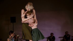 Kauno &scaron;okio teatro &bdquo;Aura&ldquo; premjera &ndash; &scaron;okio spektaklis &bdquo;Noriu maitinančios dienos i&scaron; tavo rankų&ldquo;