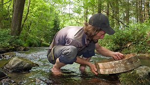 Mėgėjas geologas Isuare esančiame upelyje renka safyrus